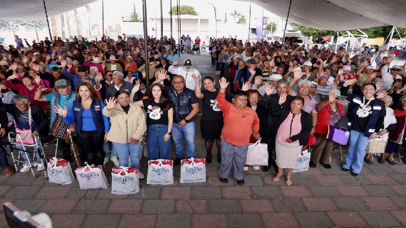 Inicia Lupita Cuautle reparte 250 canastas navideñas para San Rafael Comac y 300 para San Luis Tehuiloyocan
