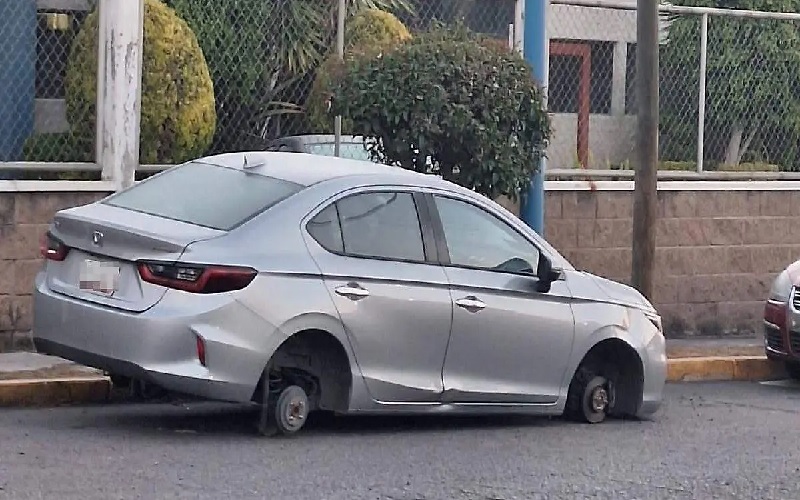 Dejan dos autos sin rines, ni llantas afuera del parque industrial Bralemex en Cuautlancingo